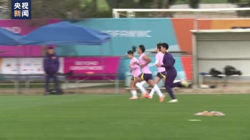 但是海报下方两人手拉手的剪影则给人以无限的力量
